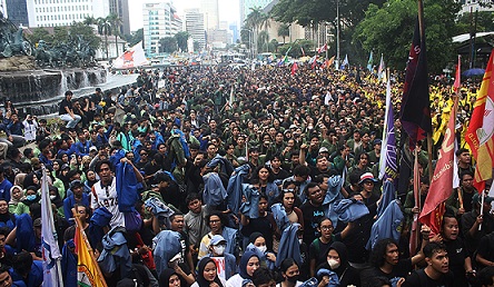 Aliansi Mahasiswa di Surabaya Menggelar Aksi Demonstrasi “Indonesia Gelap” Menyuarakan 10 Tuntutan