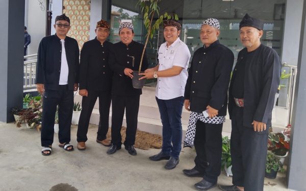 Dewan Adat Kabupaten Garut Lanjutkan Penanaman Satu Juta Pohon Ki Garut di Kabupaten Garut