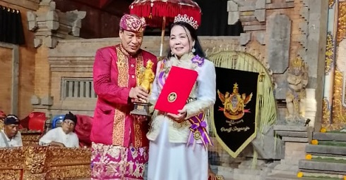 Luar Biasa Singaraja Award 2025, Queen Eden dari Negara Birland Bersinar di Pentas Global